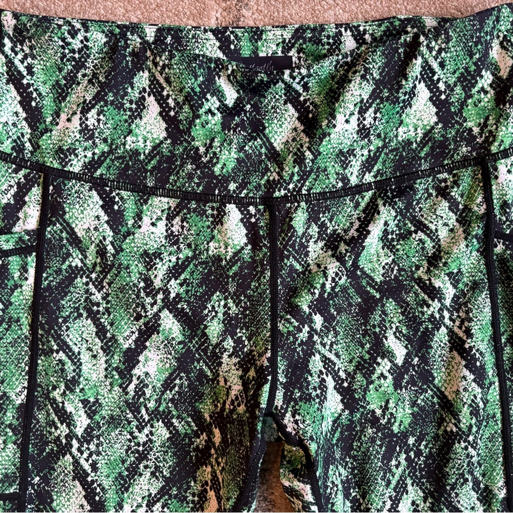 Constantly Varied Gear (CVG) Venom Snakeskin Green Capri Leggings size Large - Picture 2 of 8